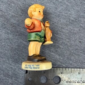 Goebel "Ich zeig dir was Little Flag Bearer" 2003 First Issue Hummel Figurine